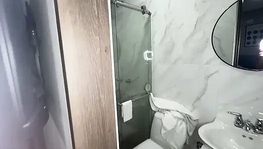 Meine schwägerin geht mitten in der nacht mit einem Handtuch in mein Zimmer und beginnt auf einen großen schwanz zu springen