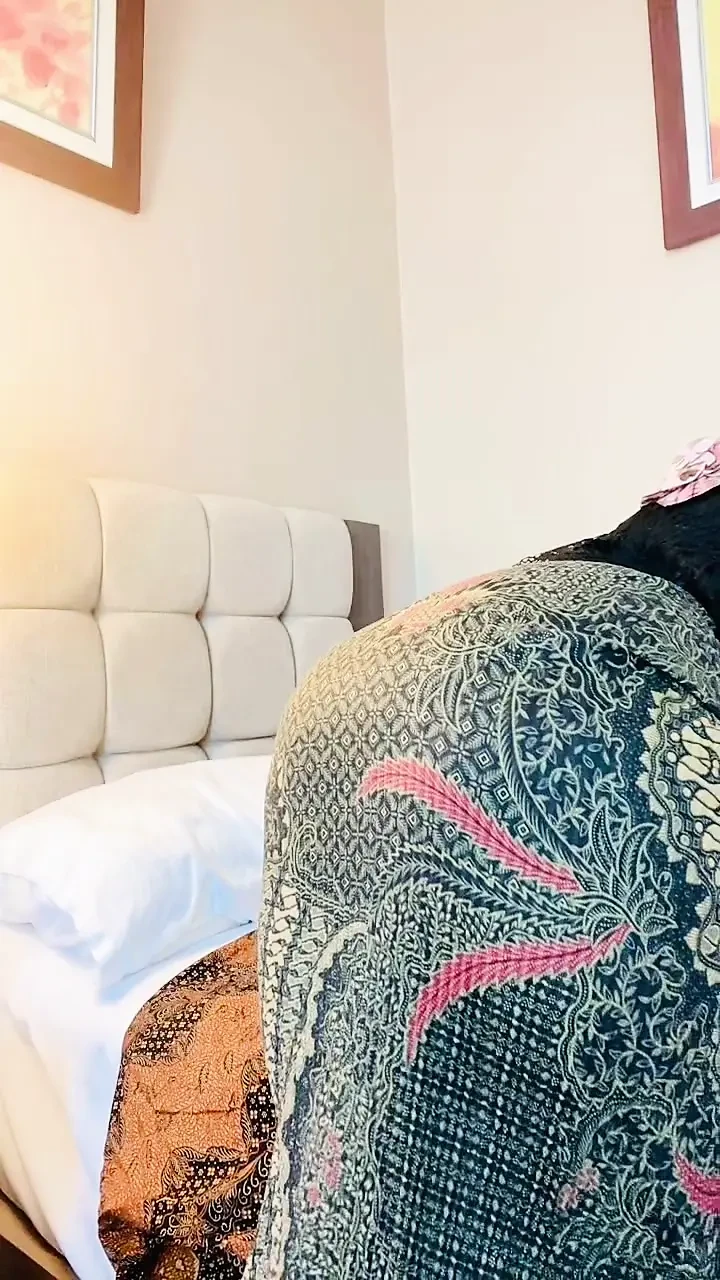 穿着印度尼西亚传统礼服的单人女性自慰
