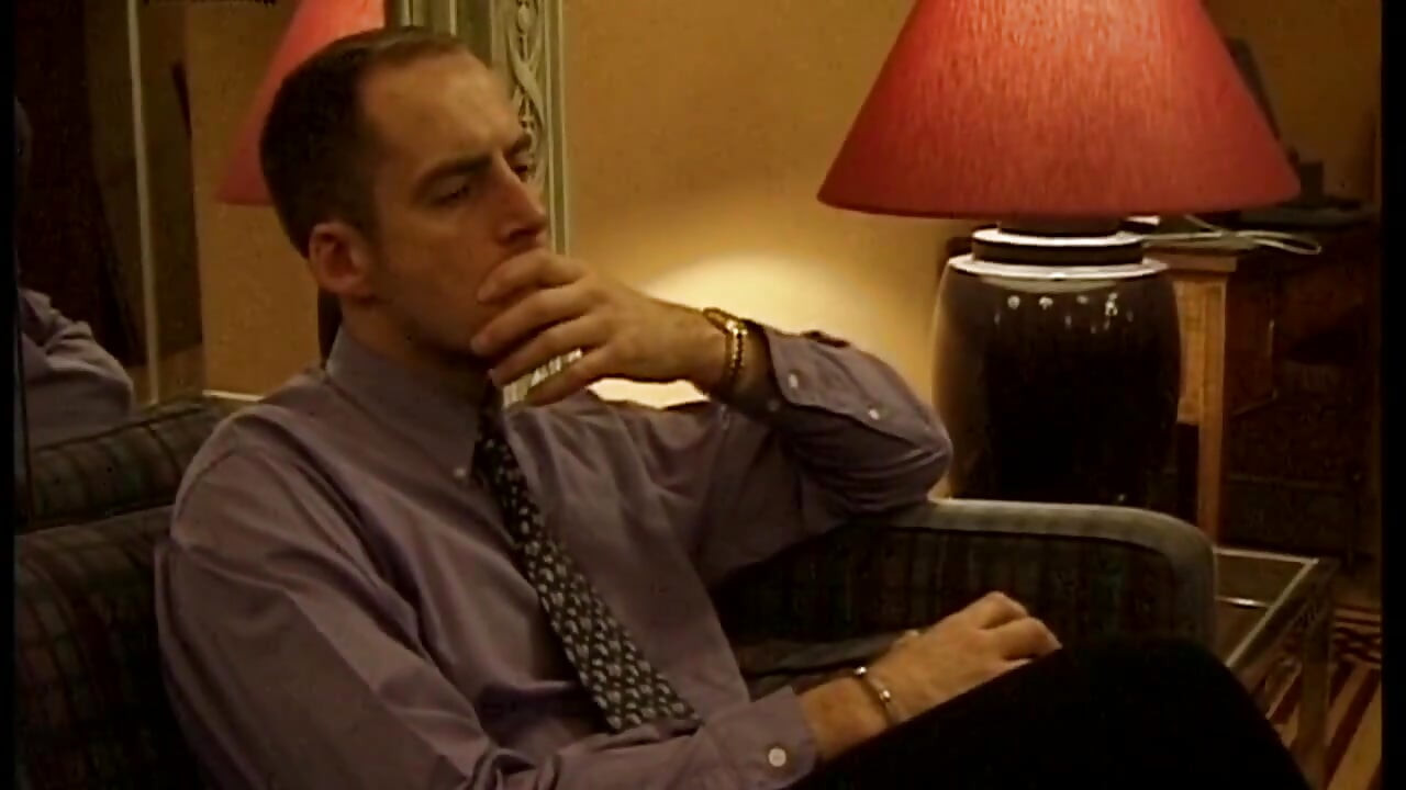 Dojrzała blondynka rozciągnięta szeroko w niechlujnej orgii palcowania odbytu