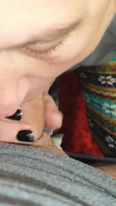 Isteri amatur panas blowjob dengan pancutan mani dalam mulut | Klip 1