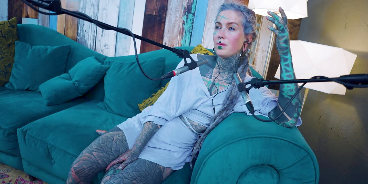 Saya bercakap tentang F - Takut - ASMR Podcast SFW bercakap awek kurus goth dreadlocks model tatu awek bertatu