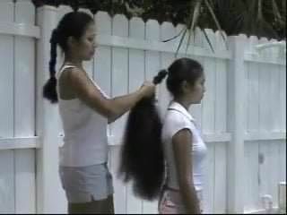 Cecelia dan trinty menyisir rambut panjang ganda