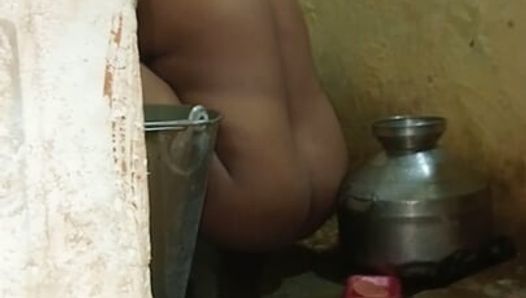 Madrastra atrapada masturbándose y mostrando su gran culo