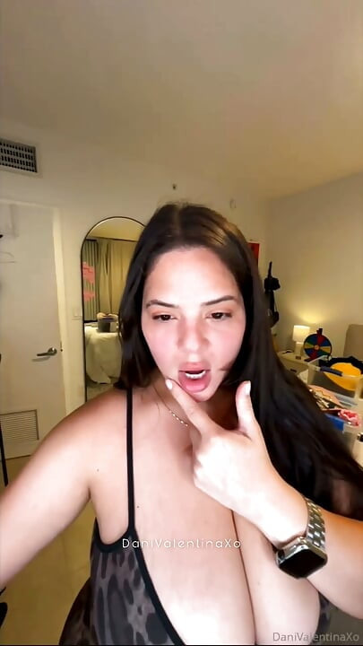 Usikker try-on live stream blir til vill, kåt moro med Dani Valentina