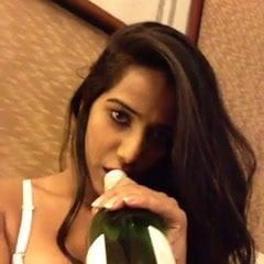 Poonam pandey trêu chọc