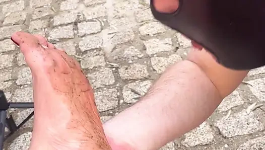 Membersihkan kakiku yang kotor...