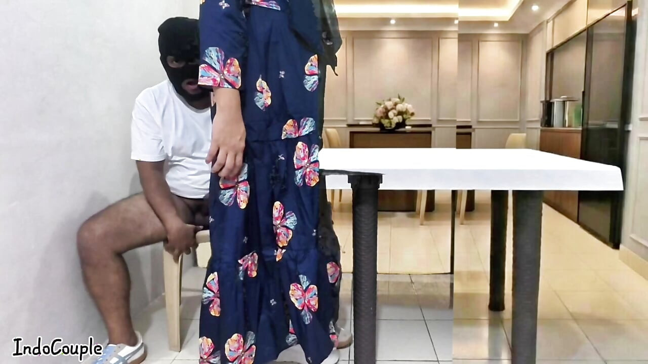 Guru sekolah hijab muslim pergi untuk kencan dengan bintang