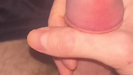 Cowok berumur ngocok kontol sampai cowok ini crot