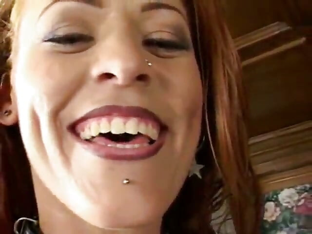 Nena tatuada con piercings en la cara chupa la polla y el culo de los chicos por detrás