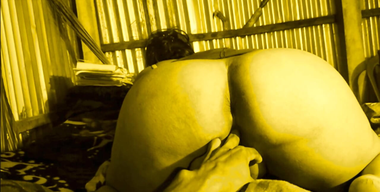 Prsatá MILF Bhabi nabízí své dokonalé křivky svému pohledného Deboru.