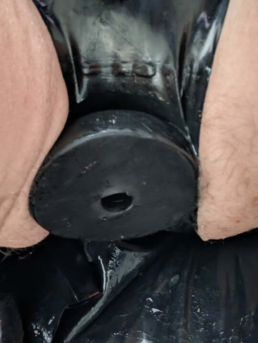 Une tapette en latex se fait sodomiser