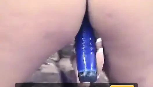 Dildo biru besar digunakan oleh cewek amatir panas