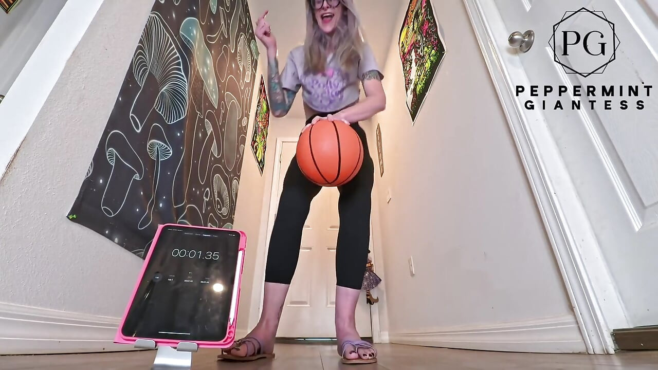Deusa de 1,80m de altura, desafio de uma mão no basquete, quanto tempo essas mãos enormes podem dominar?