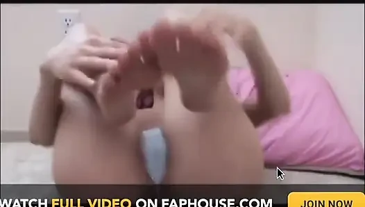 Izabel pengen menggodamu dengan kakinya