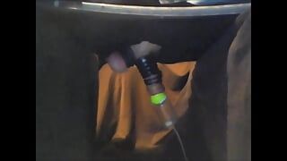 Melktisch, schwanzkopf- vakuum lutschen mit ringen an eiern und schwanz
