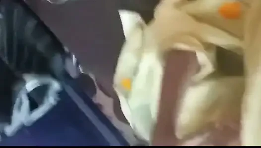 Ich habe es genossen, meine kollegin im büro auf dem Tisch zu ficken