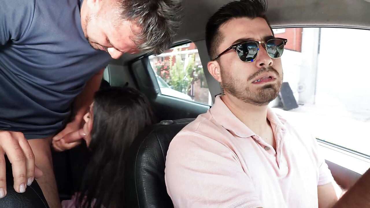 나는 우버에서 내 의붓딸과 섹스한다