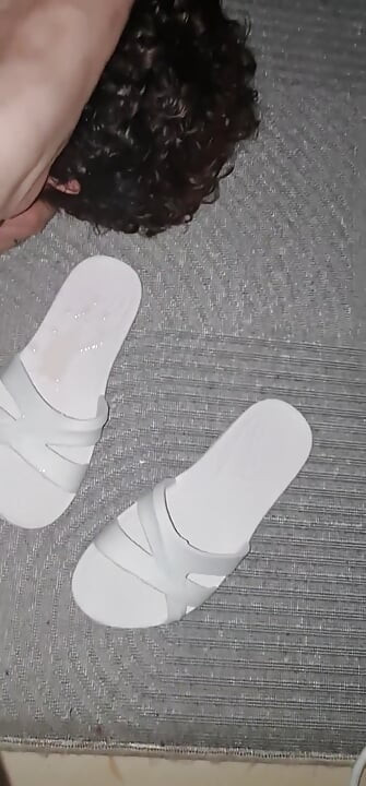 Mon esclave cocu éjacule sur ma pantoufle