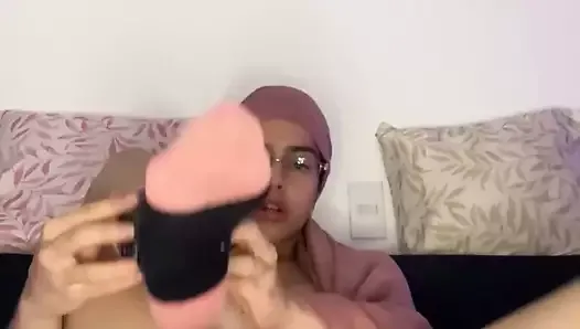 Arab masturbates a big black penis using his feet