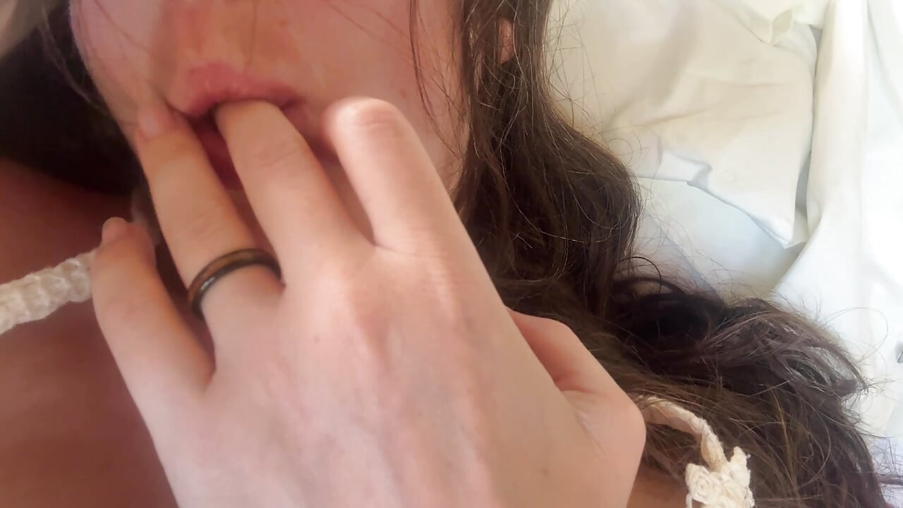 濡れたマンコを手マンで弄る -淫語