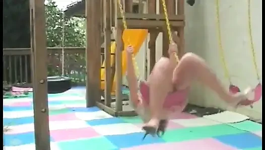 Güzel sarışın yalnız kız Mysti May dildoyla oynuyor ve mükemmel ayaklarını gösteriyor