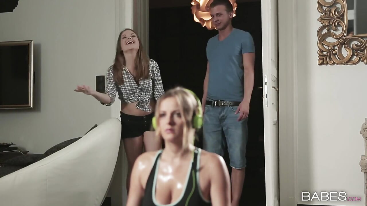 Gagici - Când Mark și Alessandra Jane Snuck de mama vitregă Candy de lucru în sufragerie