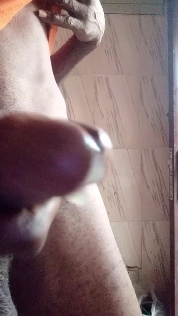 大きな黒いアフリカの巨大なチンポ、熱いオナニーと巨大なザーメン | クリップ 2