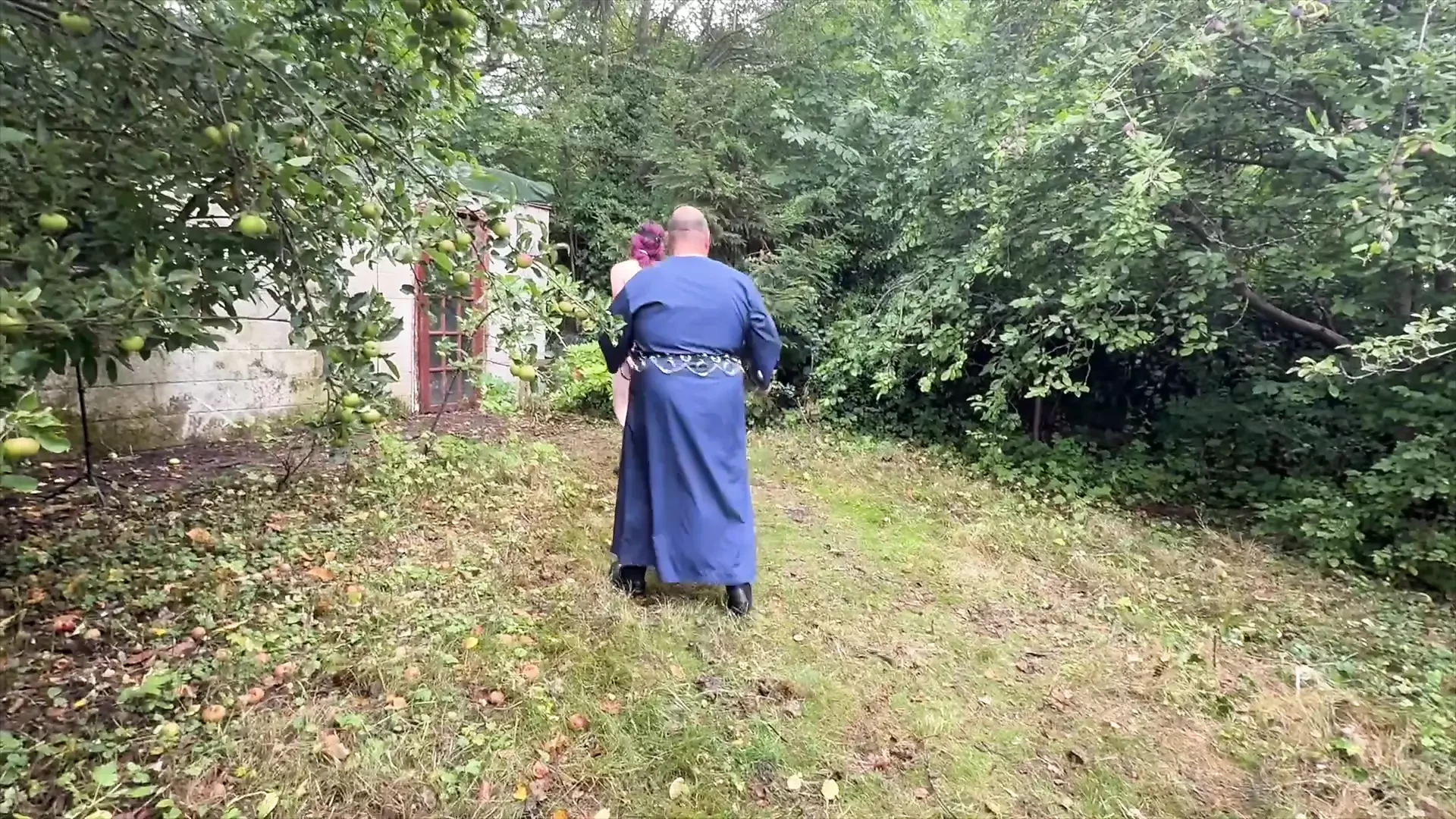 Parte 2: Lanista Bear leva seu pônei Allegro para treinamento no jardim.