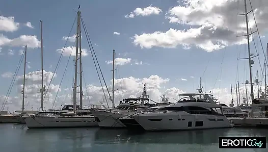 Zwei Freundinnen Lutschen Ihrer Urlaubsbekanntschaft Den Rüssel