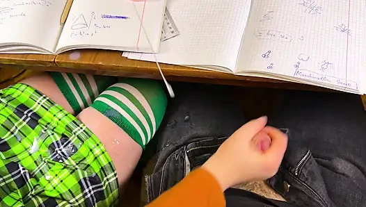 Gadis sekolah ngocok kontolnya di kelas MATEMATIKA di bawah meja di sekolah. Masturbasi Berisiko di Kelas Publik.