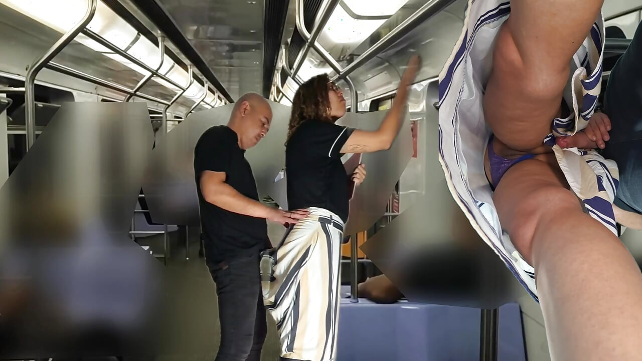 Reiben während der u-bahnfahrt unter ihrem rock.