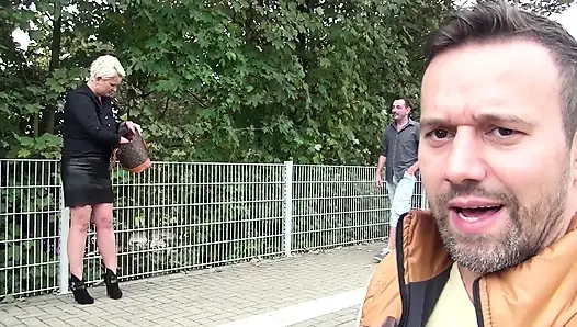 Sexy mollige blondine abgeholt und im freien anal gefickt