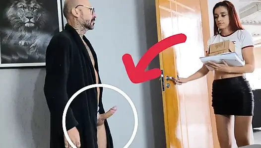 Schmutziger alter mann zeigt liefermädchen seinen schwanz!