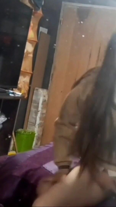 Spännande ögonblick från "HON BER MIG ALLTID ATT HJÄLPA HENNE MED HENNES LÄXOR ... DET ENDA VILLKORET ÄR ATT BE HENNE OM HENNE"
