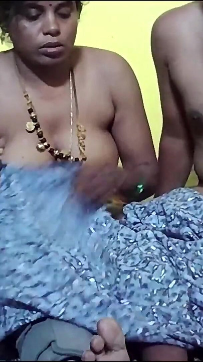Detik emosi dari "isteri rumah kampung India buah dada besar menunjukkan pantat"