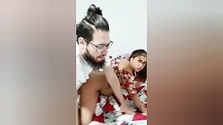 Учительницу снимают на видео, занимающейся сексом с учеником