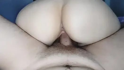 Memek ibu tiri yang konyol dicrot sperma hangat