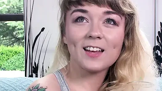 Очень волосатая Felicia Fisher показывает мохнатую киску и волосатые подмышки, затем жестко мастурбирует вибратором