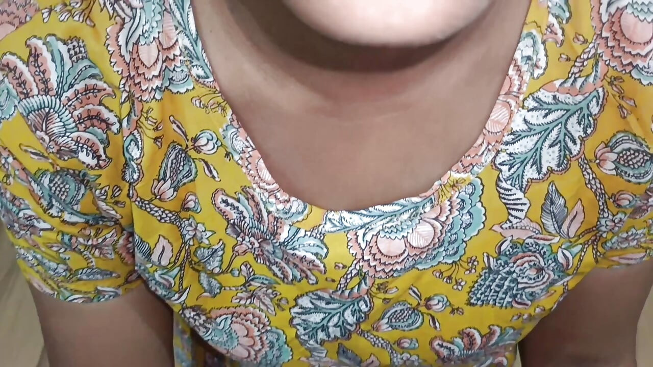 DESI SÖT VACKER STUDENT GER AVSUGNING OCH MUN FYLLD MED SPERMA