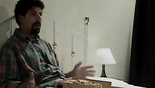 Büyük memeli Fransız sürtük sert bir şekilde çifte sikiliyor
