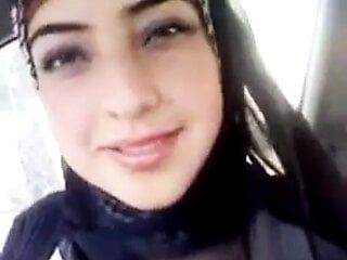 Heiße Araberin zeigt ihre Möpse im Auto