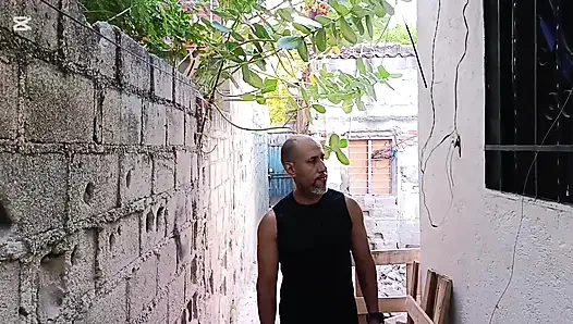 Ich habe sex mit meinem nachbarn, während mein cuckold-ehemann nicht aus dem fenster schaut. Meine nachbarin hat einen großen penis.
