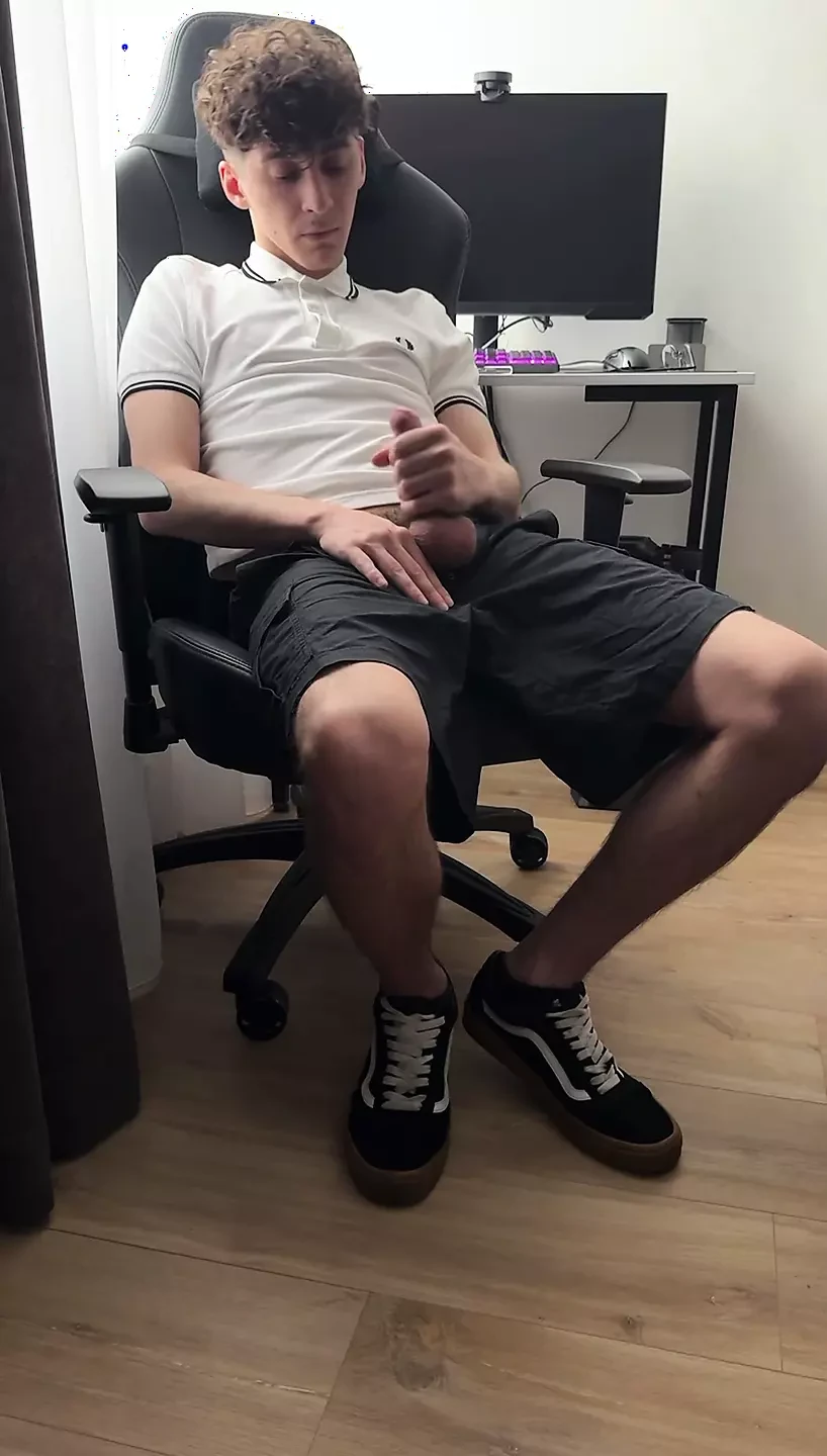 卷发 twink 家伙在大学后被撸管并高潮