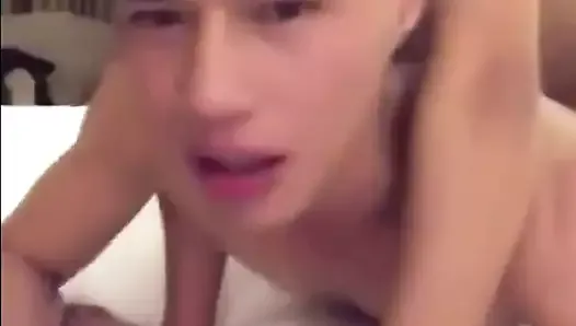 chinese couple fucking bareback on bed on cam (1'11'')