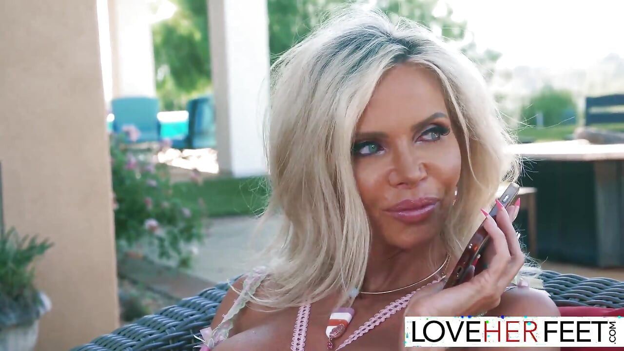 Heet milf Victoria Zdrok krijgt een orgasme tijdens buiten seks met voeten