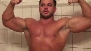 Frank the tank&#39;ın duş videosu