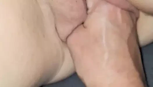 Çok yüksek sesle çığlık atıp durmak isteyene kadar yumruk sokma orgazmı.