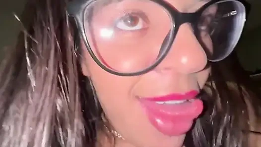 Я отдал свою киску без презерватива члену, он кончил в мою розовую киску, наполненную молоком