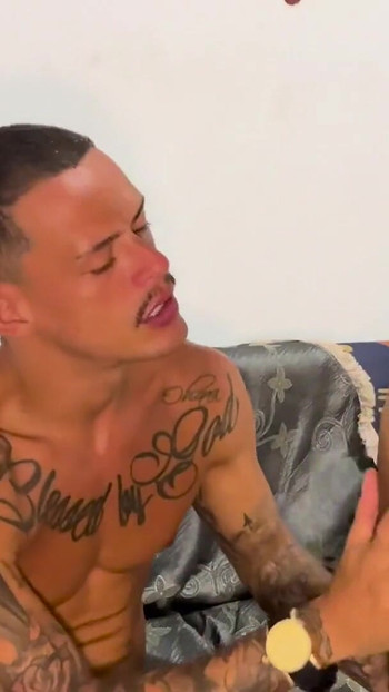 primanje kurca od tetoviranog dečaka. | Klip 1