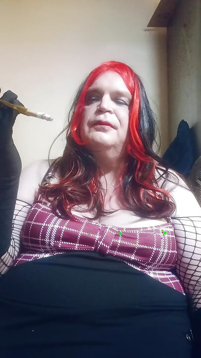 BBW TV تتحدث بكلام قذر أثناء تدخين سيجارة باستخدام حامل سيجارة طويل الجذع